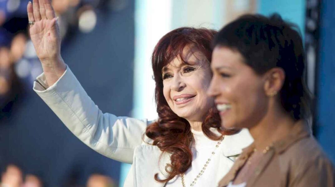 cfk-acuso-a-milei-de-someter-al-pueblo-a-un-sacrificio-inutil-y-le-reclamo-un-golpe-de-timon-urgente