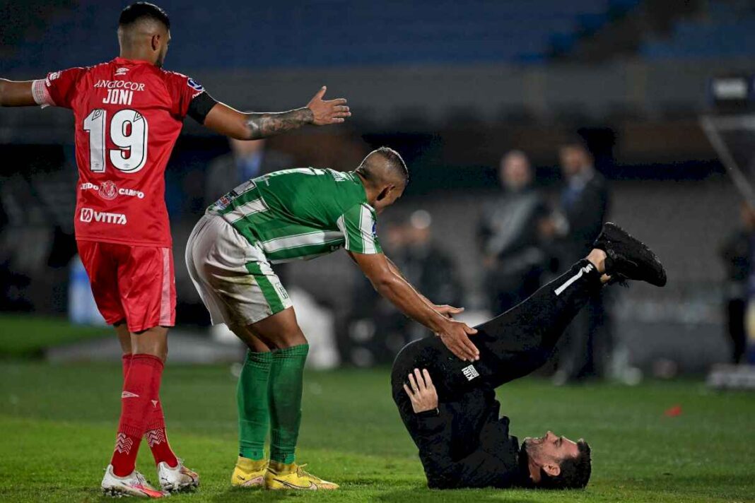 copa-sudamericana:-argentinos-juniors-perdio-contra-racing,-de-montevideo,-otra-vez-y-quedo-complicado-para-avanzar