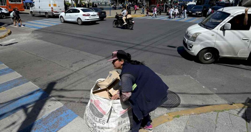 despues-de-alcanzar-un-pico-de-54,9%-en-marzo,-la-pobreza-bajo-a-49.9%-al-final-de-septiembre