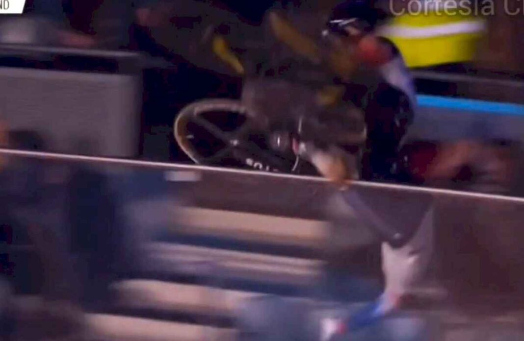 conmocion-por-el-accidente-de-una-campeona-olimpica-de-ciclismo:-volo-e-impacto-contra-el-publico